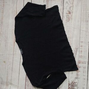 5. STIJFSELKISSIE CROPPED LINEN SWEATER